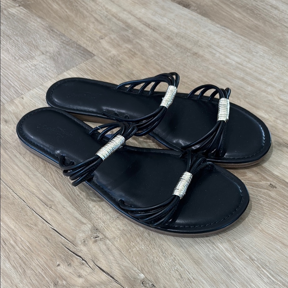 NEW Women’s Universal Thread Aura Sandals